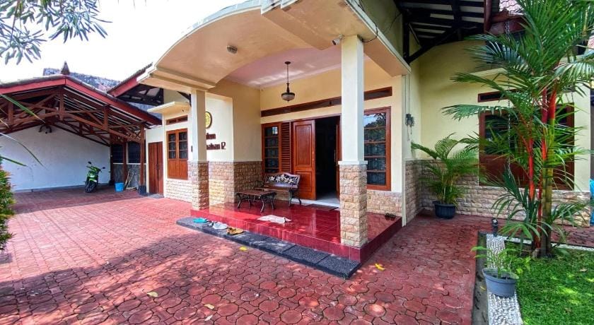 Ndalem Panembahan 12 Guest House Bed and Breakfast in Yogyakarta