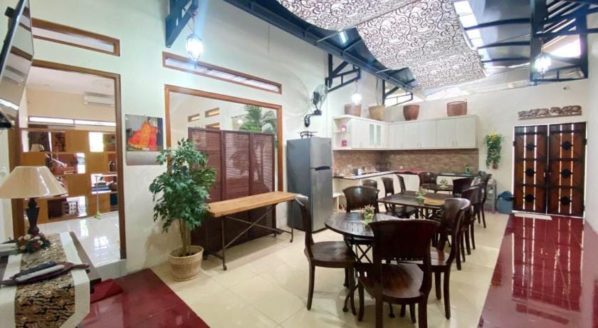 Ndalem Panembahan 12 Guest House Bed and Breakfast in Yogyakarta