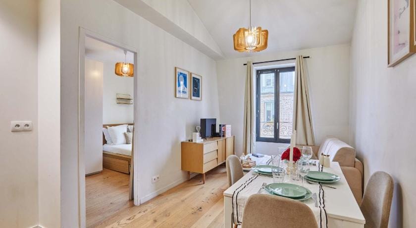 Charming Apartment Boulogne facing "Les Passages" Apartment in Paris