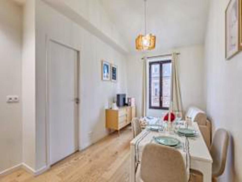 Charming Apartment Boulogne facing "Les Passages" Apartment in Paris