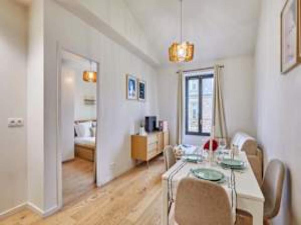 Charming Apartment Boulogne facing "Les Passages" Apartment in Paris