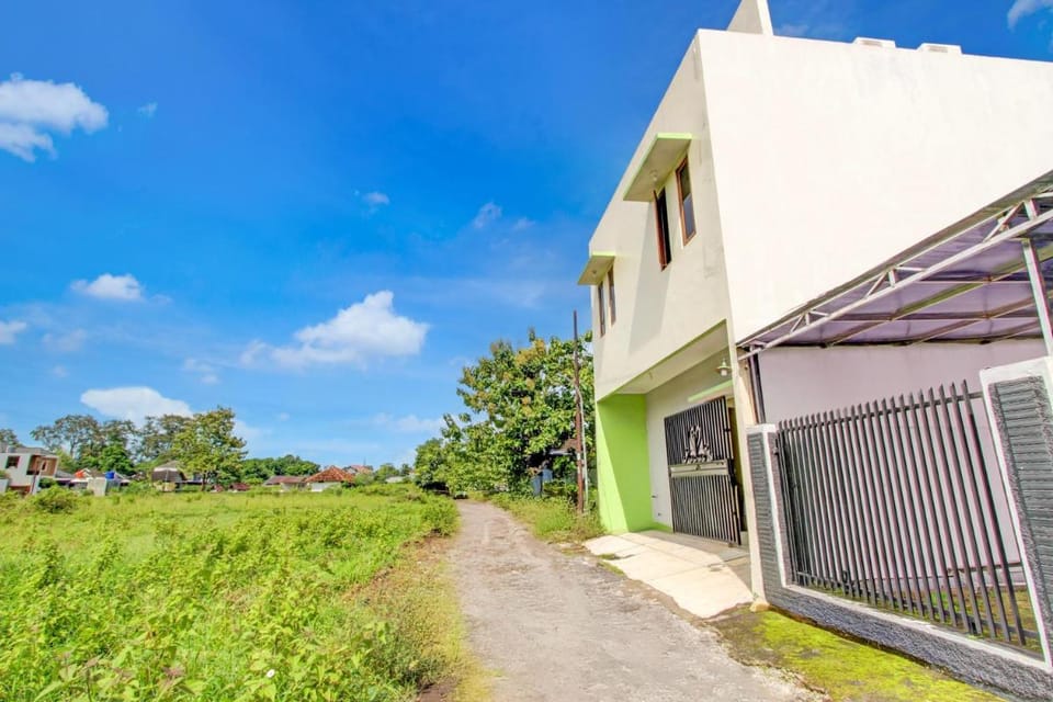 Hotel O Mirza Guesthouse Syariah Hotel in Special Region of Yogyakarta