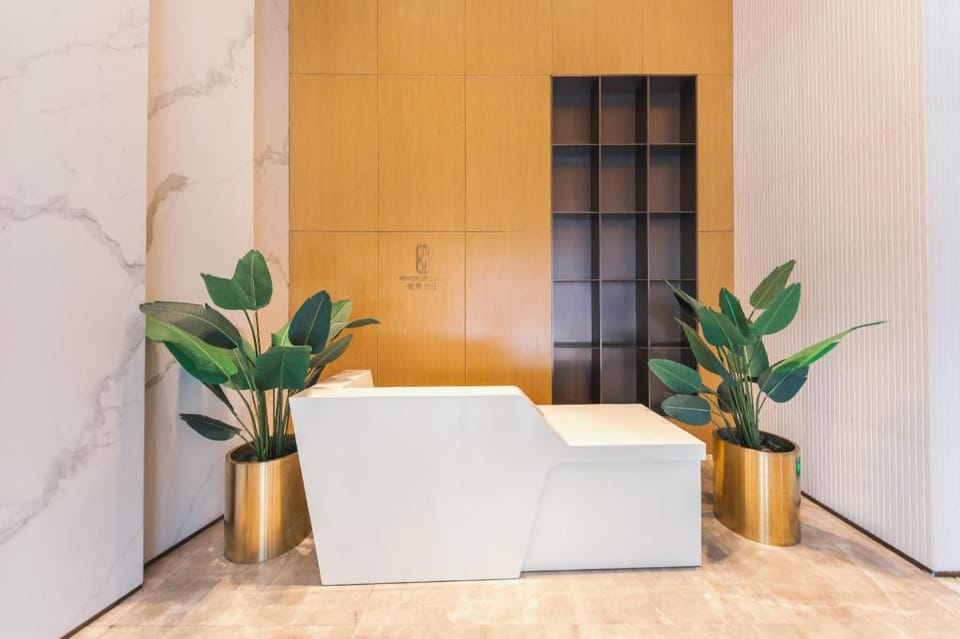 Xicheng Administrative Apartment (Shenzhen Universiade Center Gymnasium Longcheng Park Metro Station Hotel in Shenzhen