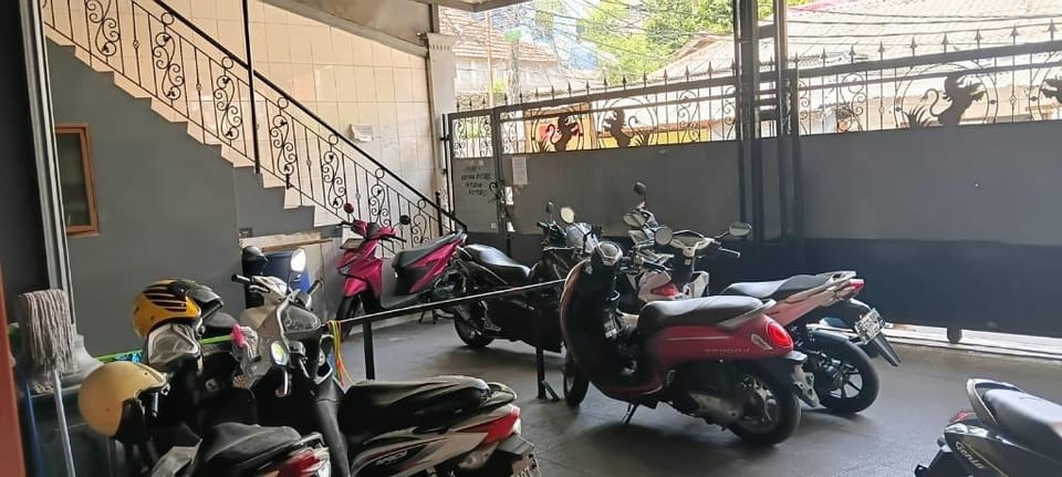 KOS 20 Kebon Jeruk XVII WIFI Hotel in Jakarta