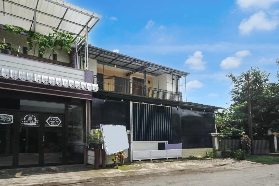 OYO 95035 Harmony Guest House Syariah Sawojajar Hotel in East Java