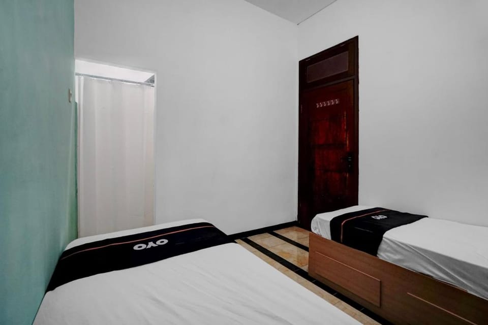 OYO 95035 Harmony Guest House Syariah Sawojajar Hotel in East Java
