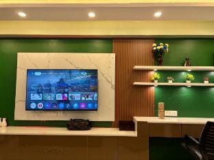 Luxury 1Bhk in kolkata_Xanadu apt & Pool near CC2 Apartment in Kolkata