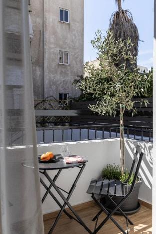 Elliot Petralona, Athens Apartment in Athens