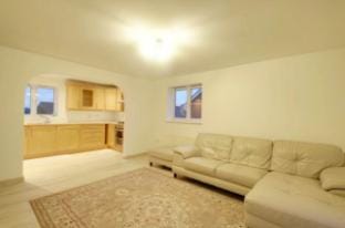 2 Double Bed Flat, En-suite, Top Floor, With Private Parking Apartment in Hatfield
