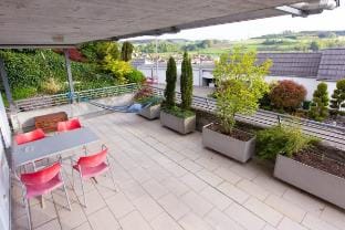 Hilltop-house, near train, city center & airport Apartment in Canton of Zurich