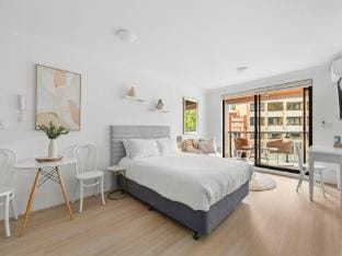 Ideal Studio Inner-City Pad with Private Balcony Apartment in Surry Hills
