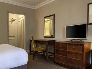 Sunday Winchester Wessex Cathedral Hotel  Twin Apartment in Winchester