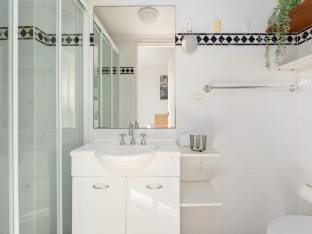 Spacious 3-Bed with Alfresco Dining by Amenities Apartment in Kensington