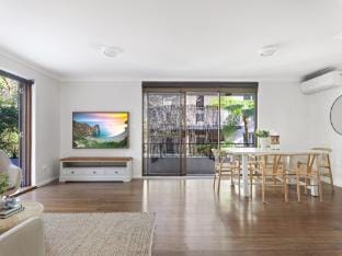 Stylish 3-Bed Newport Stay with Balcony Apartment in Pittwater Council