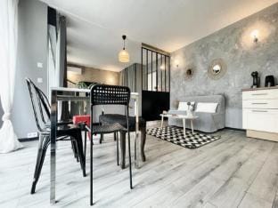 The Contemporary 6 beds Wifi Tram Apartment in Grenoble