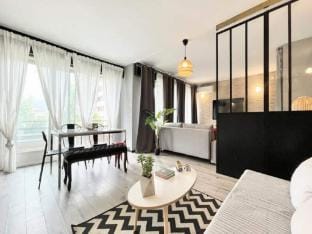 The Contemporary 6 beds Wifi Tram Apartment in Grenoble