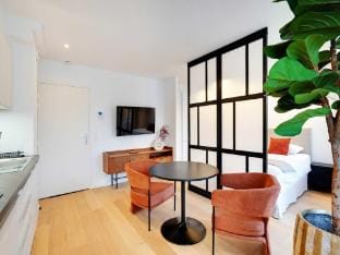 Studio Sleek  Refined - Levallois-Perret Apartment in Levallois-Perret