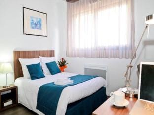 Junior Studio 24 People Apartment in Saint-Cyr-sur-Loire