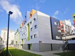 Junior Studio 24 People Apartment in Saint-Cyr-sur-Loire