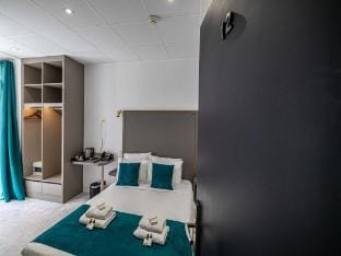 Deluxe bedroom with balcony in Cannes Palais Apartment in Cannes