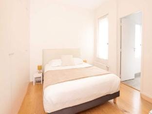 Superb T2 with Quality Features at Jardin Public Apartment in Bordeaux