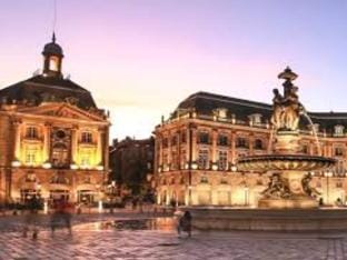 Superb T2 with Quality Features at Jardin Public Apartment in Bordeaux