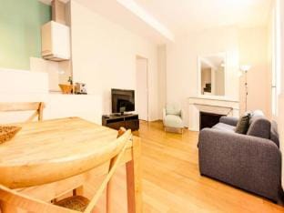 Superb T2 with Quality Features at Jardin Public Apartment in Bordeaux
