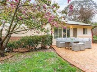 Stunning Katoomba Home with Lush GardenPlayground Apartment in Katoomba