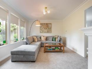 Stunning Katoomba Home with Lush GardenPlayground Apartment in Katoomba