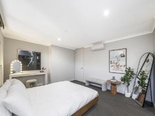 Fun for Families Location, Cinema, Games, Wifi Apartment in Perth