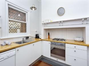 Elegant Art Semi Detached 2-Bed Home Apartment in Perth