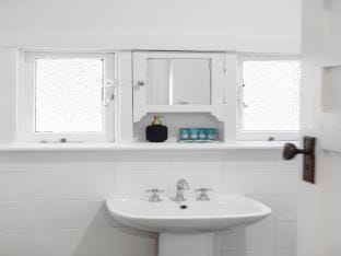 Elegant Art Semi Detached 2-Bed Home Apartment in Perth