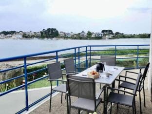 Rooms for 5 People Apartment in Étel