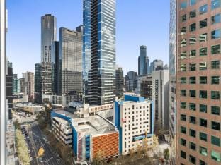 Executive Unit with Pool and Gym near Riverfront Apartment in Southbank