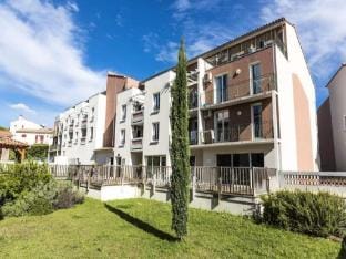 Apartment in Greoux-les-Bains with Pools Apartment in Gréoux-les-Bains