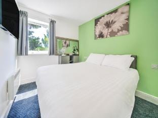 GO2 Gloucester Hotel by OYO  Standard Double Apartment in Gloucester