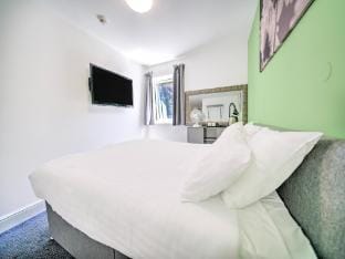 GO2 Gloucester Hotel by OYO  Standard Double Apartment in Gloucester