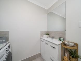 Bright and Spacious 2-Bed Thornlie Family Home Apartment in Perth