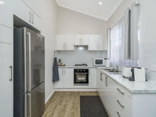 Bright and Spacious 2-Bed Thornlie Family Home Apartment in Perth