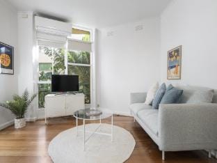 Seaside 1-Bed Stay Near Cafes  Attractions Apartment in Saint Kilda
