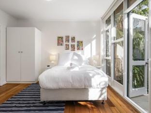 Seaside 1-Bed Stay Near Cafes  Attractions Apartment in Saint Kilda