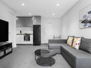 City Stay Steps from Yarra River Walks Apartment in Southbank