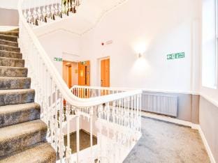 Standard Family of 3 Room Apartment in Derby