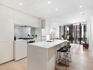 Spacious Modern Apartment with Pool  Gym Access Apartment in Southbank
