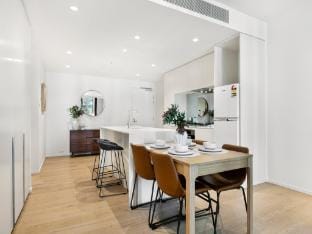 Spacious Modern Apartment with Pool  Gym Access Apartment in Southbank