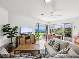 Oceanside Apartment with Views of Yaroomba Beach Apartment in Coolum Beach