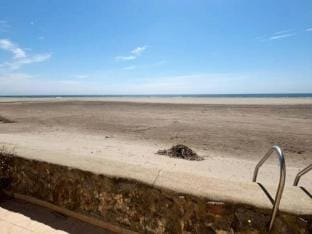 Spacious House Facing the Sea in Fleury Apartment in Fleury