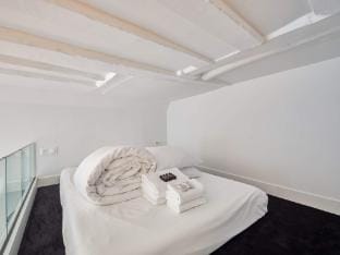 Lovely Studio-Louvre  Palais Royal Apartment in Paris
