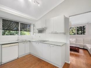 Riverside 3-Bed Townhouse with Spacious Deck  BBQ Apartment in Annetts Parade