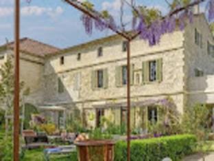 Quiet nest with terrace Intramural Apartment in Avignon